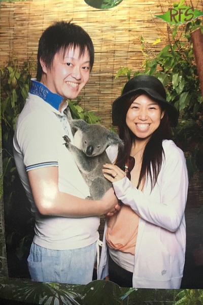オーストラリア コアラを抱っこ